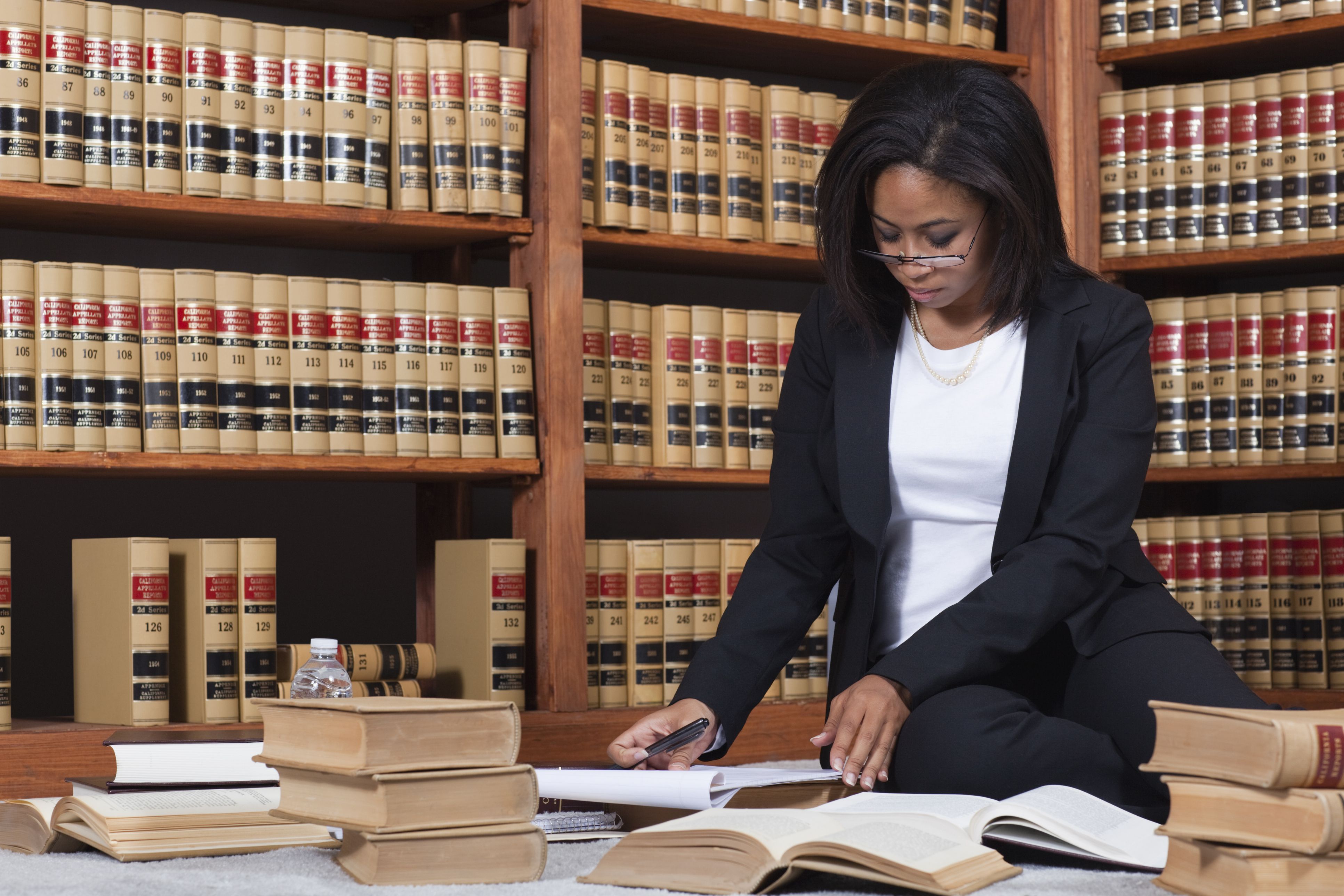 Law speak. Женщина юрист. Адвокат женщина. Адвокат США. Адвокат женщина в суде.